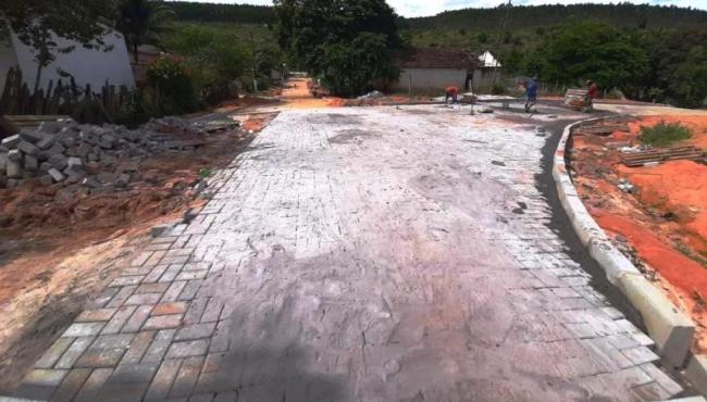 Freitas consegue material para calçamento rural de quatro cidades do interior