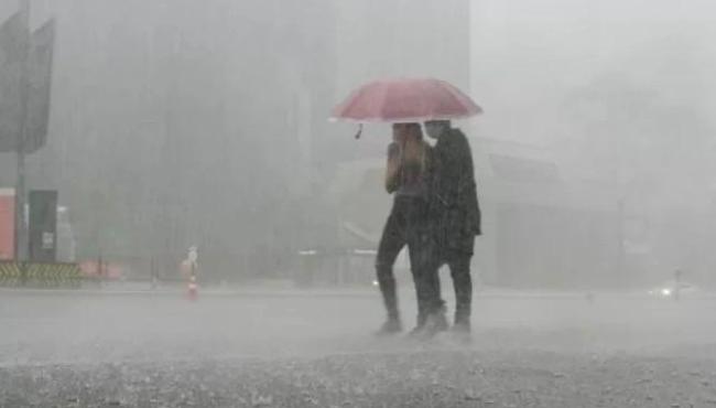 Frente fria avança pelo ES e mantém alerta para tempestades no fim de semana