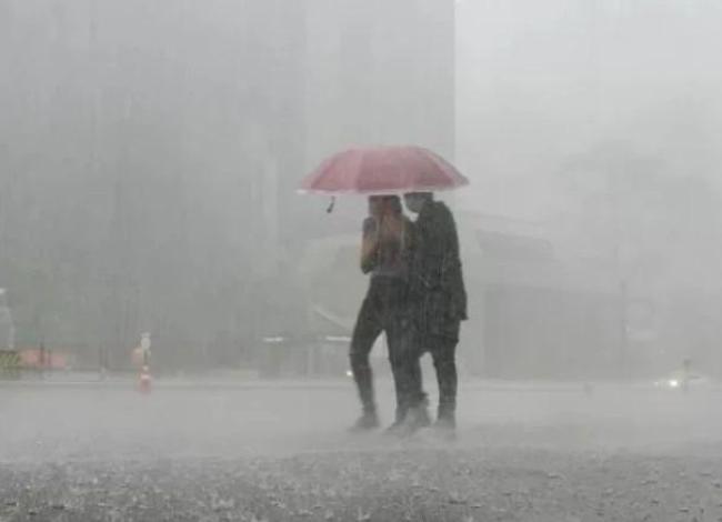 Frente fria avança pelo ES e mantém alerta para tempestades no fim de semana