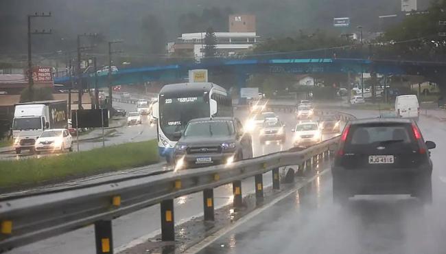 Frente fria leva tempestades e granizo ao centro-sul do país