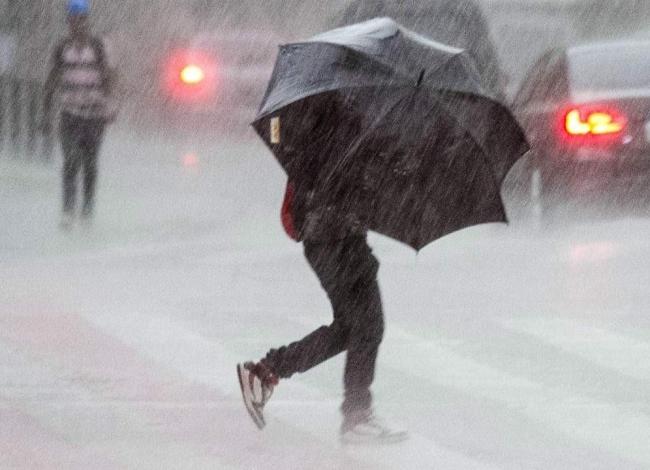 Frente fria provoca chuva, raios e ventos fortes no Espírito Santo no início desta semana