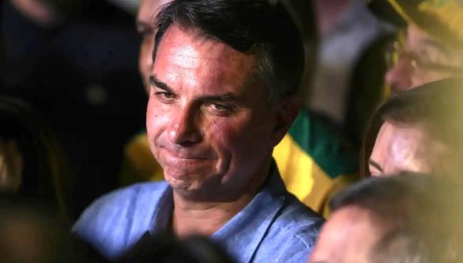 Fuga e carta ampliam isolamento de Flávio Bolsonaro