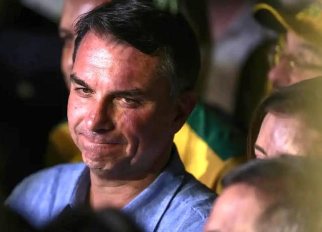 Fuga e carta ampliam isolamento de Flávio Bolsonaro