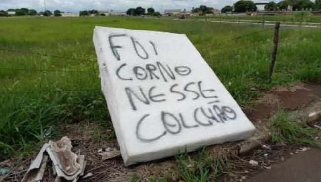 ‘Fui corno nesse colchão’: objeto com recado 'inusitado' é achado por moradores