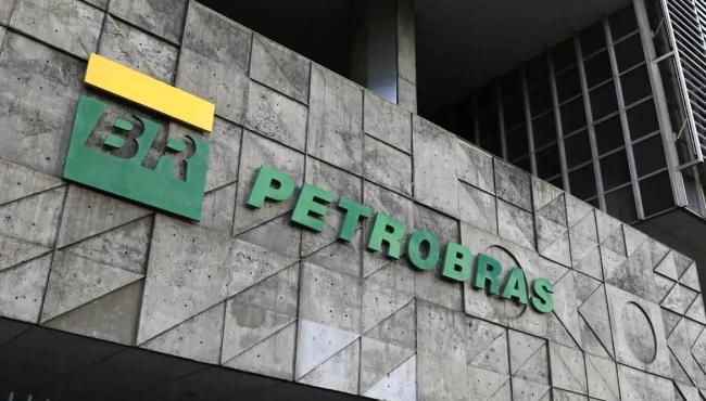 Funcionários da Petrobras entram em greve por tempo indeterminado
