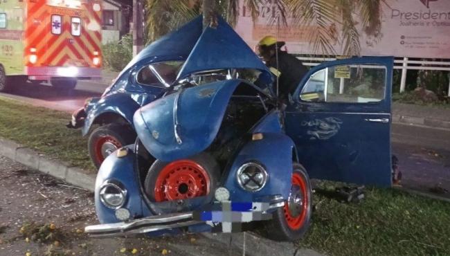 Fusca dobra ao meio após bater em árvore e motorista fica em estado grave