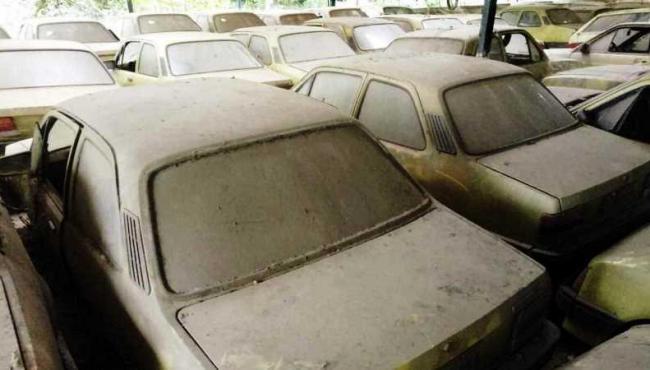 Galpão abriga dezenas de Chevette abandonados por 20 anos