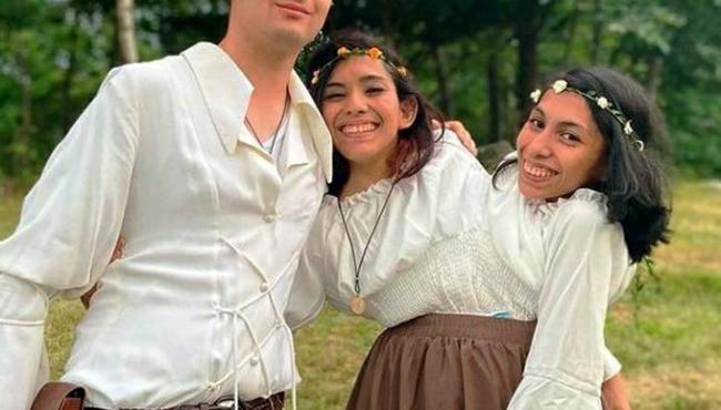 Gêmea siamesa desabafa por ficar 'segurando vela' para a irmã e o namoro