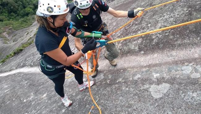 Gestora chega ao topo da Pedra Azul, em Domingos Martins, com mão mecânica