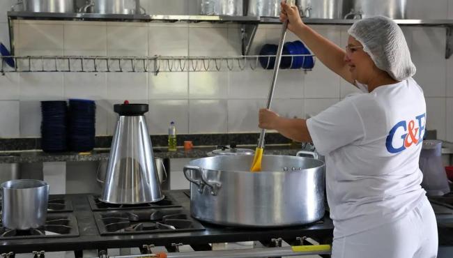 Governador do Ceará sanciona lei que zera ultraprocessados na merenda até 2027