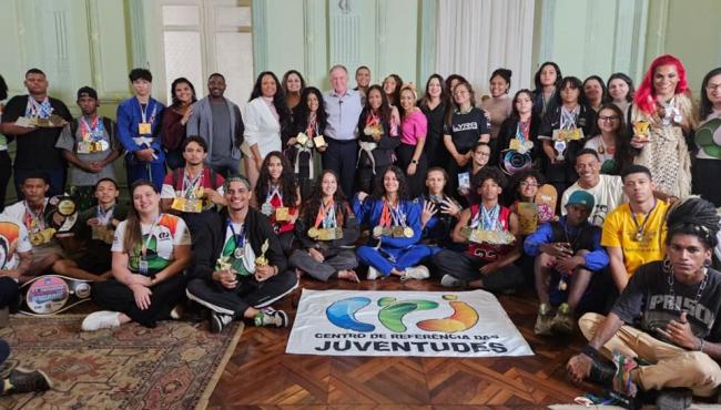 Governador do ES recebe jovens medalhistas dos Centros de Referência das Juventudes