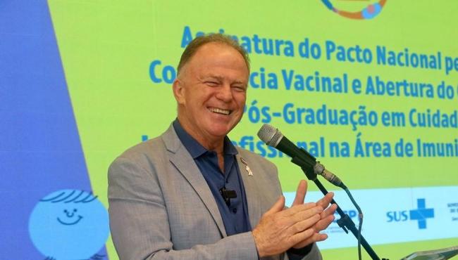 Governador do ES, Renato Casagrande, assina Pacto Nacional pela Consciência Vacinal