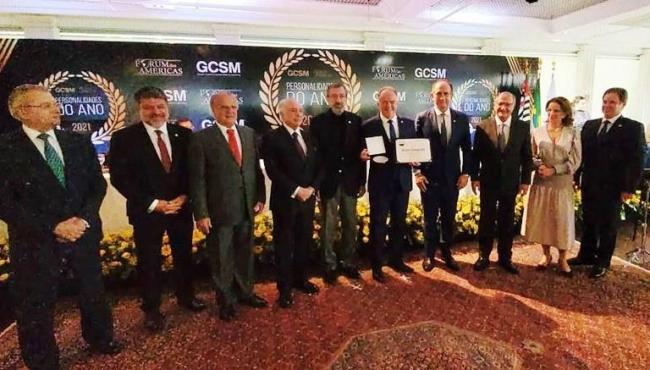 Governador do ES, Renato Casagrande, é homenageado em premiação em São Paulo