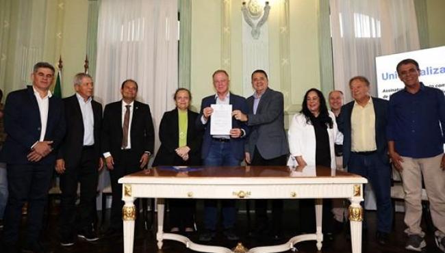 Governador do Espírito Santo assina contrato com o BNDES para estruturação do Projeto Universaliza.ES