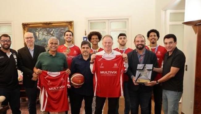 Governador do Espírito Santo recebe presidente da Confederação de Basquete e taça da Copa América