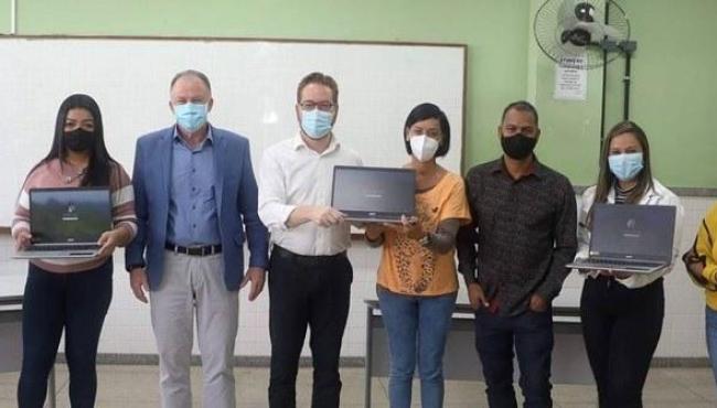 Governador faz entrega simbólica de computadores a professores da Rede Estadual do ES