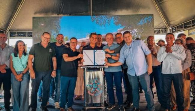 Governador Ricardo Ferraço entrega obras, inaugura delegacia e autoriza novos investimentos em Fundão, no ES