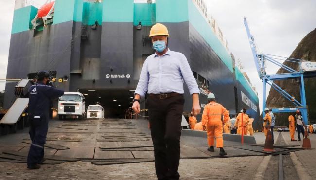 Casagrande visita primeiro terminal exclusivo de veículos no Porto de Vitória, no ES