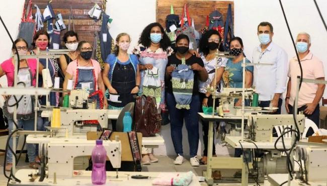 Governadora em exercício, Jacqueline Moraes, visita mulheres artesãs do município de Jaguaré, ES