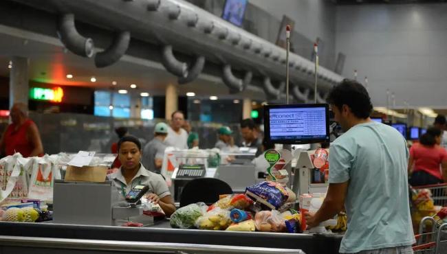 Governo adia por 90 dias regra sobre trabalho no comércio em feriados