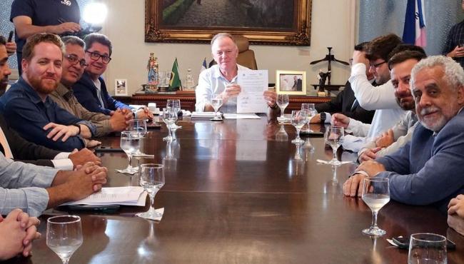 Governo do ES assina contratos de locação de mini usinas solares para órgãos públicos