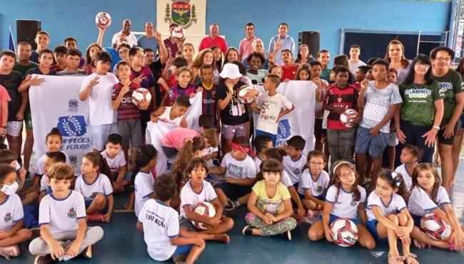 Governo do ES entrega materiais esportivos em Divino de São Lourenço e Dores do Rio Preto