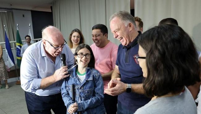 Governo do ES entrega óculos inteligentes para alunos com deficiência visual