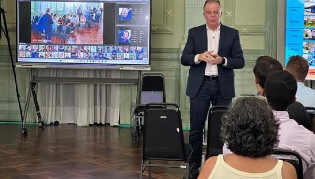 Governo do Espírito Santo apresenta implantação de telas interativas nas Escolas do Futuro