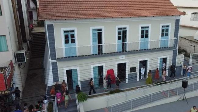 Governo do Espírito Santo entrega à população a Casa da Cultura de Fundão