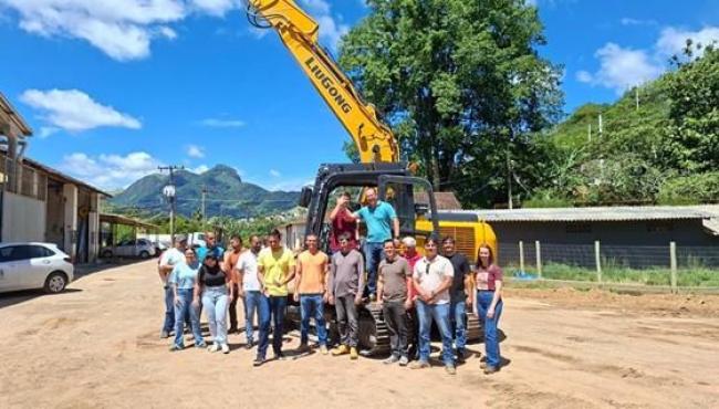 Governo do Espírito Santo entrega escavadeira hidráulica em Alfredo Chaves e reforça investimentos em infraestrutura rural
