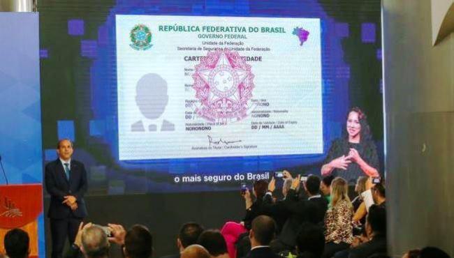 Governo entrega primeiras carteiras de identidade nacional