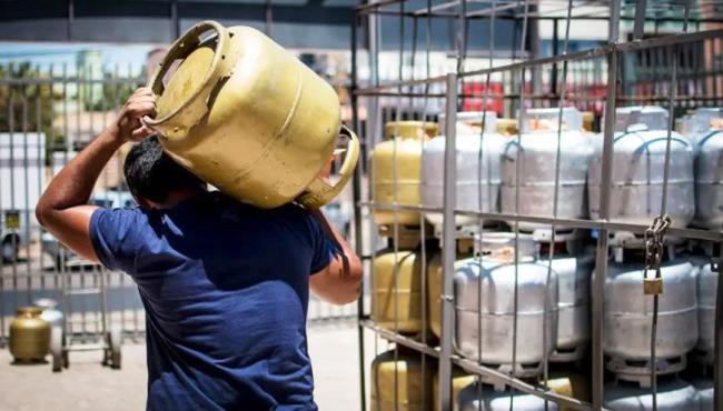 Governo estuda aumentar valor do vale-gás após guerra entre Rússia e Ucrânia