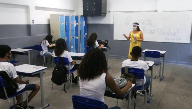 Trabalhadores da educação são incluídos no grupo prioritário de vacinação pelo Governo