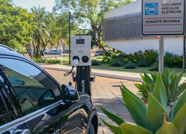 Governo mantém elevação de tarifas a carro elétrico e renova cota zero