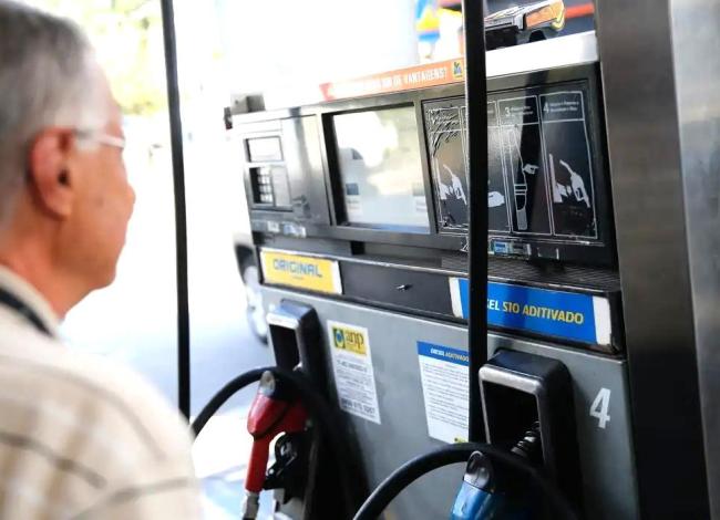 Governo prorroga por um mês subvenção de R$ 2,12 ao diesel