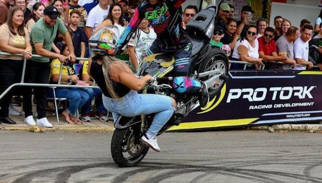 Grande espetáculo inédito de manobras radicais sobre duas rodas em Conceição da Barra, ES
