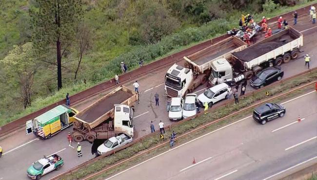 Grave acidente com 12 veículos na Fernão Dias deixa seis mortos