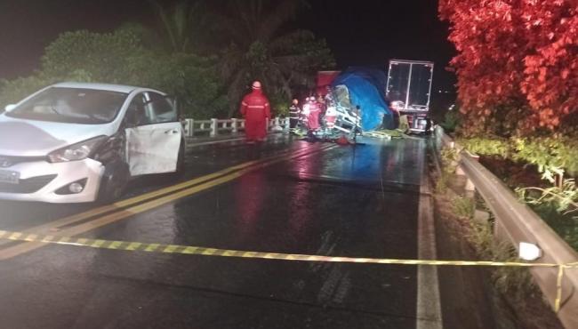 Grave acidente com 4 veículos na BR-101 deixa 1 morto, 4 feridos, em São Mateus, no ES