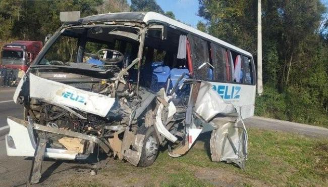 Grave acidente com micro-ônibus e caminhão na RS-122 deixa mais de 20 feridos