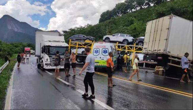 Grave acidente com três caminhões e um ônibus na BR-101 deixa um morto no Espírito Santo