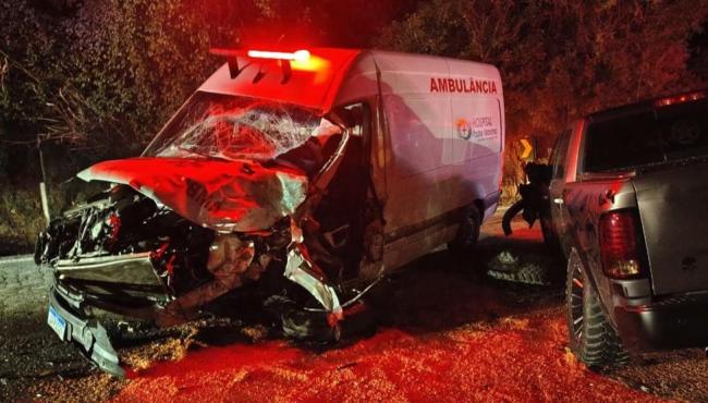 Grave acidente entre ambulância e outros 2 veículos na BR-262 deixa cinco pessoas feridas