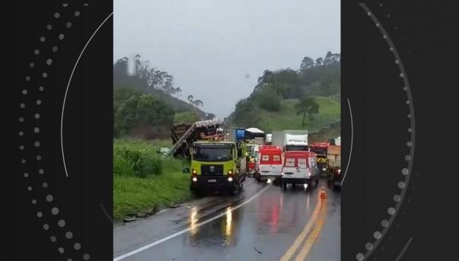 Grave acidente entre caminhão e dois carros na BR-101 deixa dois morto no ES