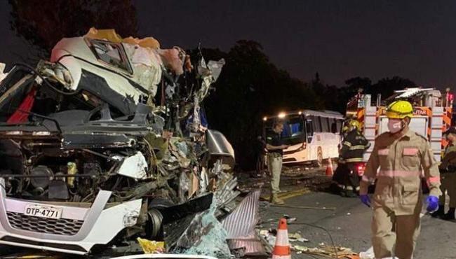 Grave acidente entre caminhão e dois ônibus na BR-153 deixa 5 mortos 