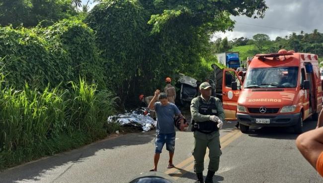 Grave acidente entre caminhão e Kombi na rodovia PE-50 deixa oito mortos