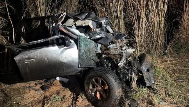 Grave acidente entre caminhonete e caminhão mata 5 pessoas da mesma família