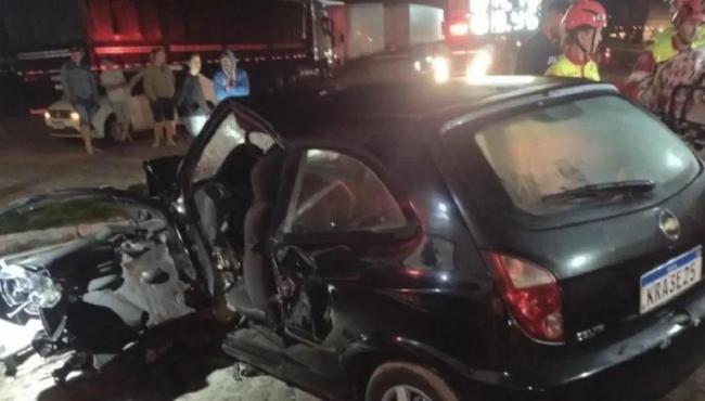 Grave acidente entre carreta bitrem e carro na BR-101, no ES, deixa jovem morto e seis feridos 