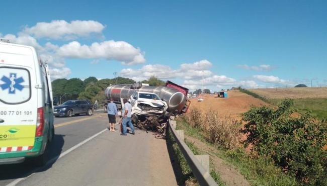 Grave acidente entre carreta e guincho na BR-101 deixa um morto e um ferido no ES