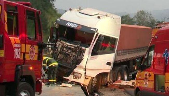 Grave acidente entre carreta e van na BR-470 deixa 3 mortos e 9 feridos