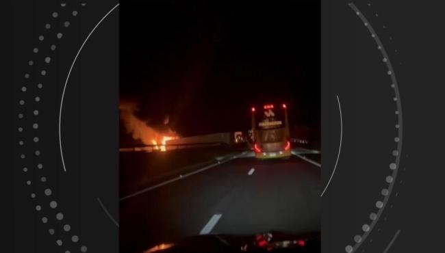 Grave acidente entre carretas na BR-101 provoca incêndio e deixa um morto, no ES