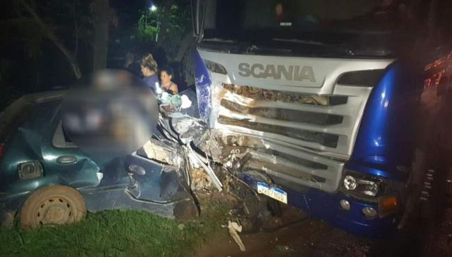 Grave acidente entre carro e caminhão na BR-101 deixa dois mortos no ES